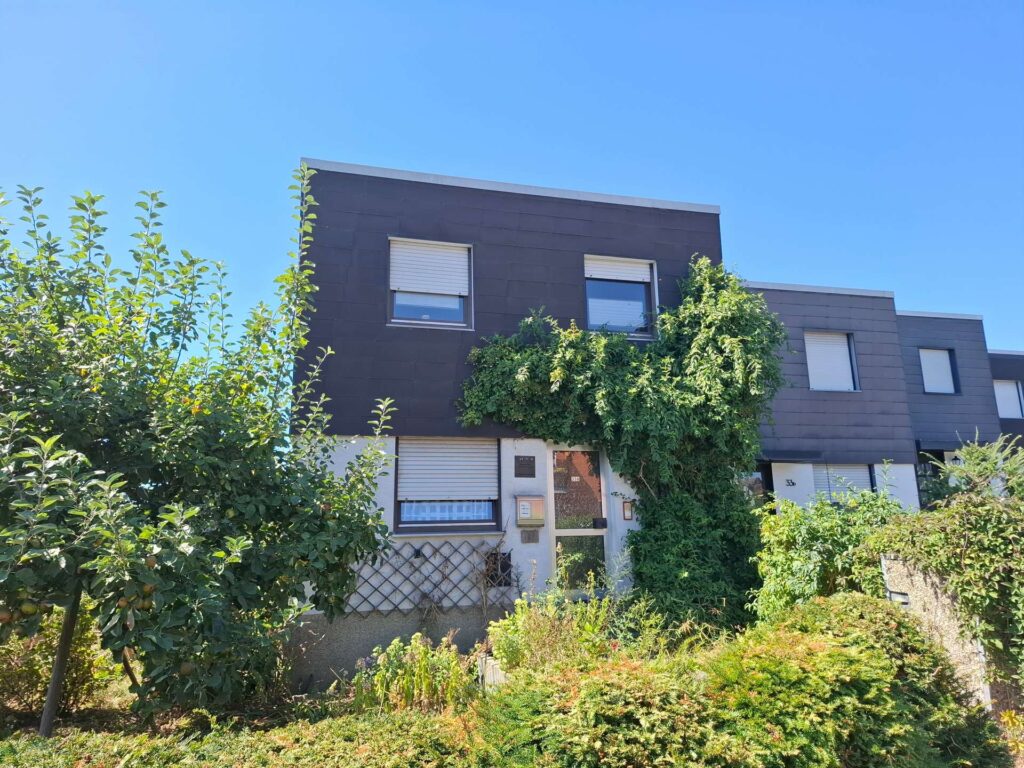 Reihenendhaus in sonniger, ruhiger Lage am Feld, renovierungsbedürftig Reihenendhaus in sonniger, ruhiger Lage am Feld, renovierungsbedürftig